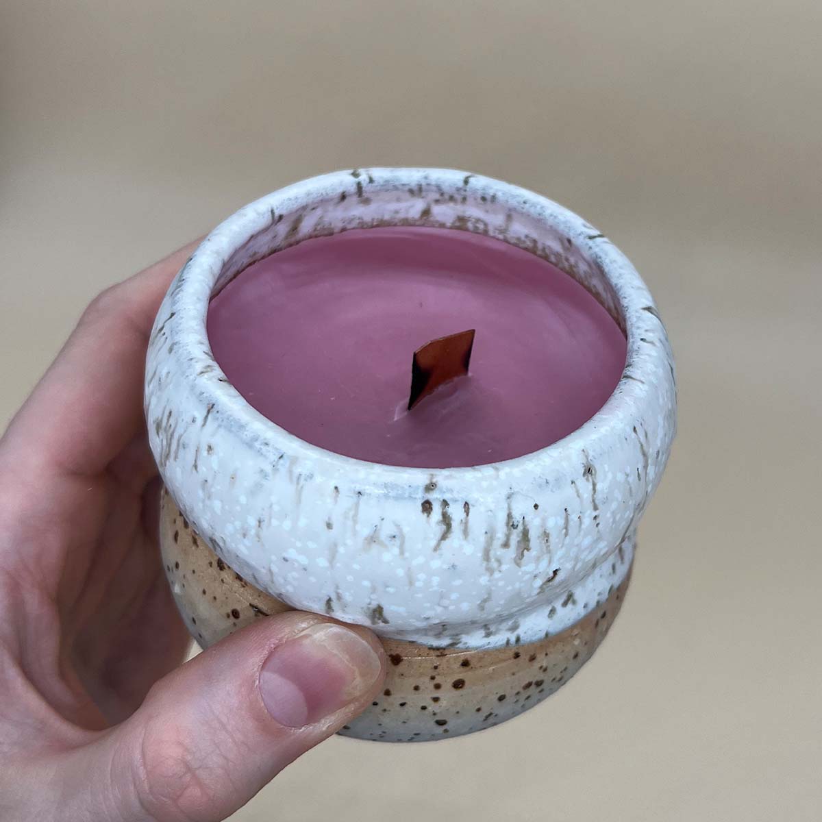 Kerze in Keramik Becher mit Holzdocht - Creme weiß