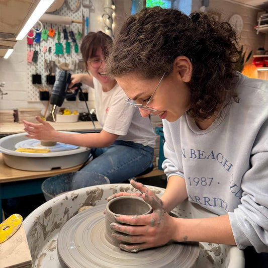 Töpferkurse an der Drehscheibe bei Lisoph ceramics